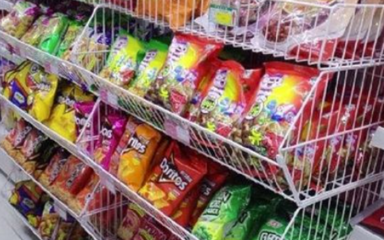 嚴厲打擊向未成年人銷售低俗包裝食品行為，保障青少年健康成長